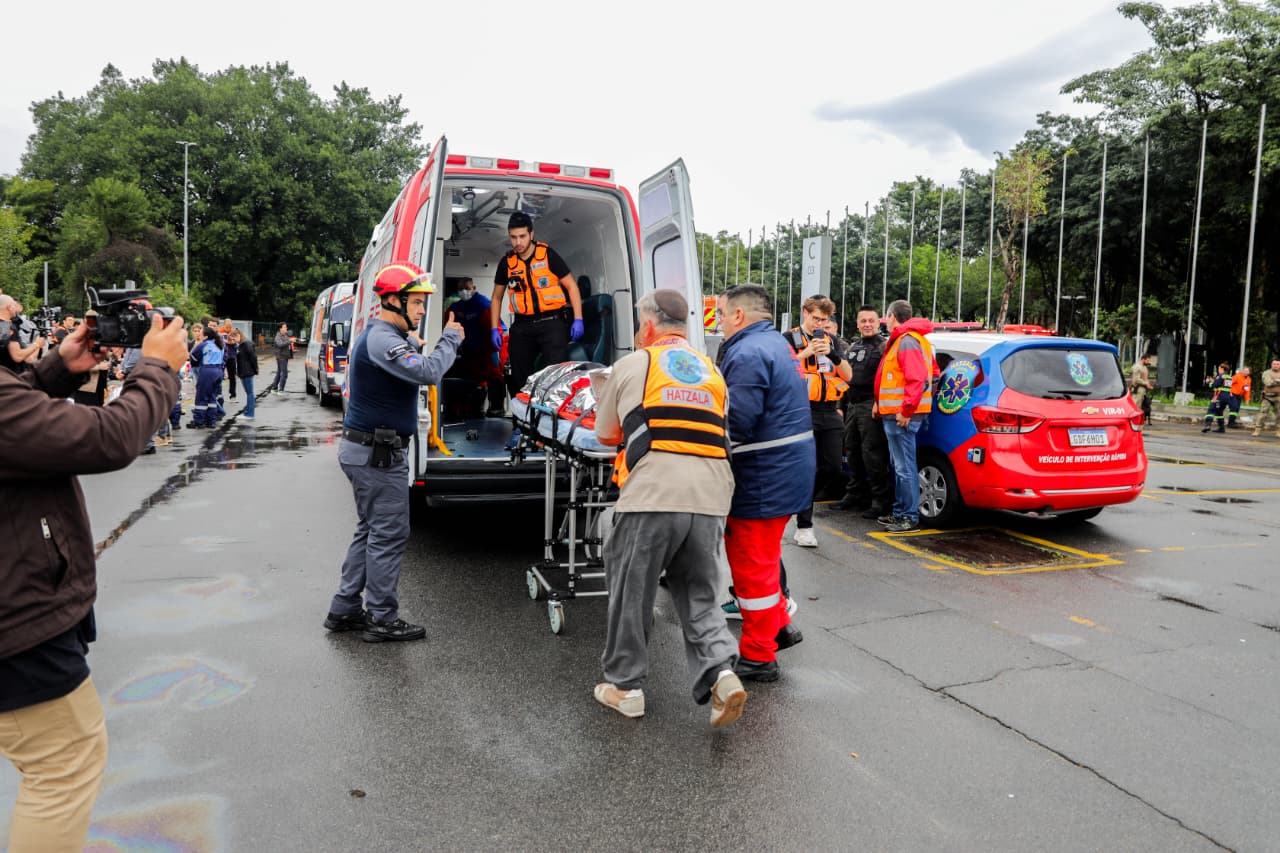 Equipe da Hatzala em remoção com ambulância e veículo de intervenção rápida