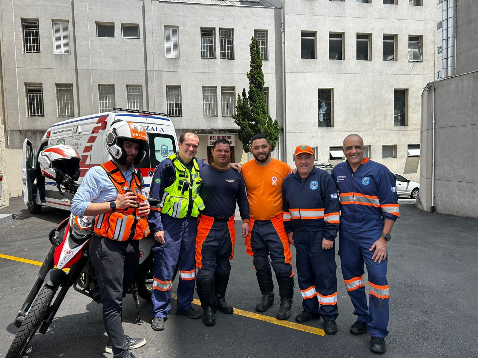 Equipe da Hatzala com ambulância e motolância