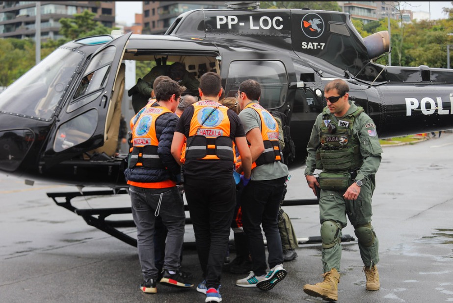 Socorristas da Hatzala em operação com helicóptero da Polícia Civil